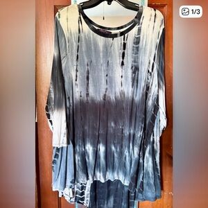 Olivia Sky EUC PTP 22”-25” Sz 2X hues of black, blue & white tie-dye hi-low top.